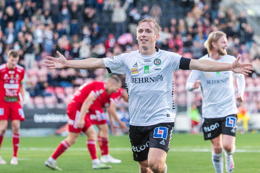 Örebros David Seger jublar
