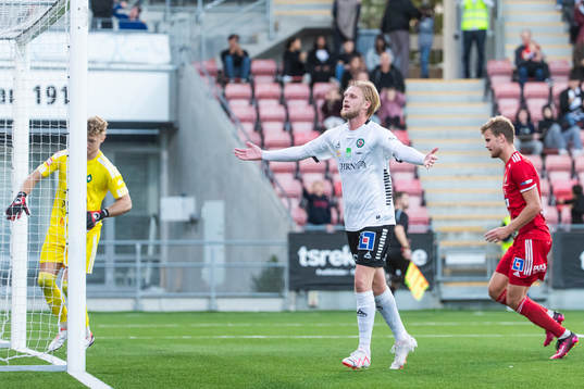 Örebros Kalle Holmberg jublar