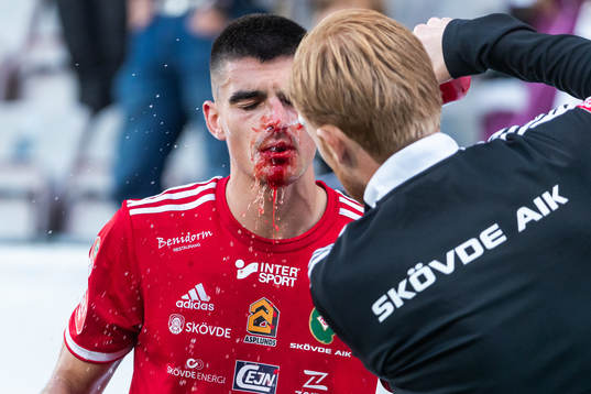 Skövde AIKs Hampus Söderström blöder från ansiktet