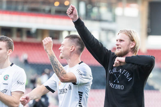 Örebros Kalle Holmberg jublar