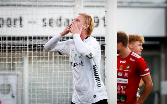 Örebros Kalle Holmberg gör 5-3 och jublar