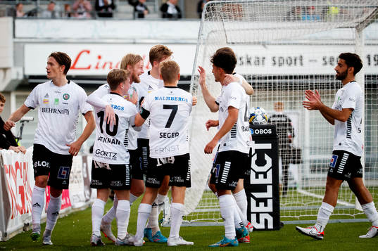 Örebros Kalle Holmberg gör 5-3 och jublar