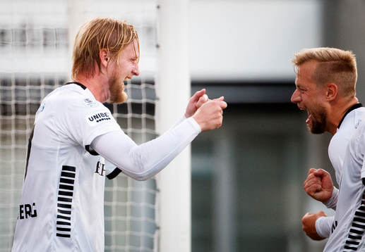 Örebros Kalle Holmberg gör 5-3 och jublar med Sebastian