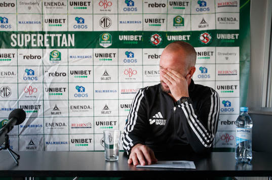 Skövde AIKs tränare Tobias Linderoth deppar på