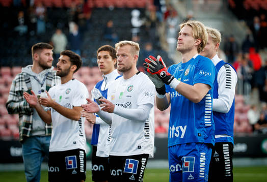 Örebros målvakt William Eskelinen jublar