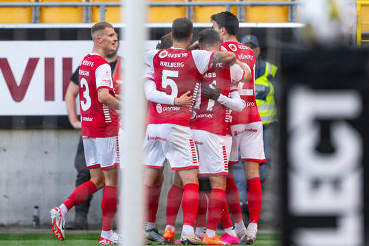 Kalmars Nahom Girmai Netabay jublar med lagkamrater