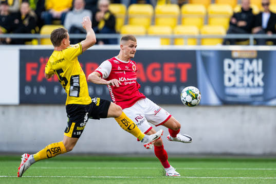 Elfsborgs Simon Hedlund och Kalmars David Kristjan Olafsson
