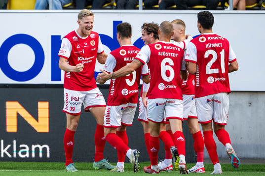 Kalmars Lars Saetra jublar med lagkamrater