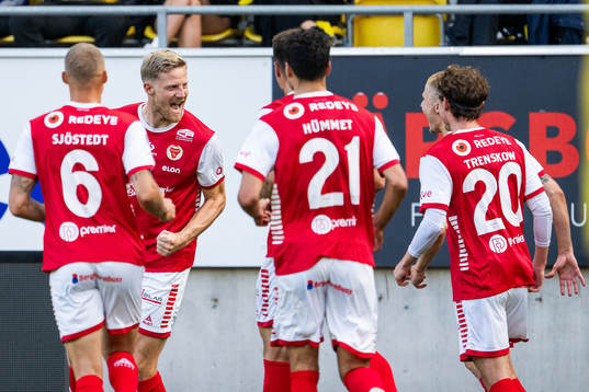 Kalmars Lars Saetra jublar med lagkamrater
