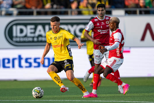 Elfsborgs Andri Fannar Baldursson och Kalmars Nahom Girmai
