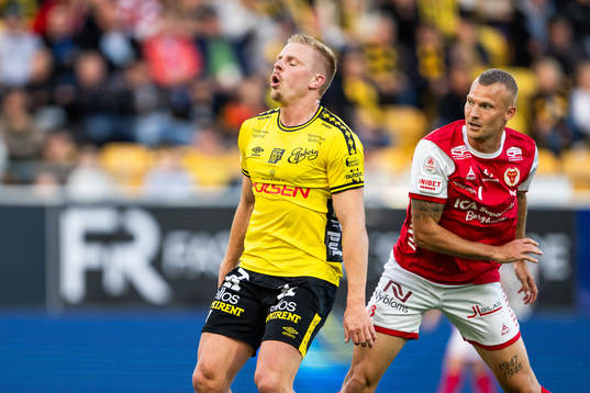 Elfsborgs Per Frick deppar framför Kalmars Rasmus Sjöstedt