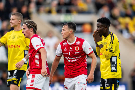 Elfsborgs Michael Baidoo deppar bakom Kalmars Simon Skrabb