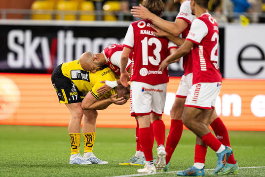 Elfsborgs Per Frick deppar och har ont och klappas om av