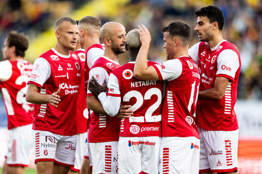 Kalmars spelare jublar