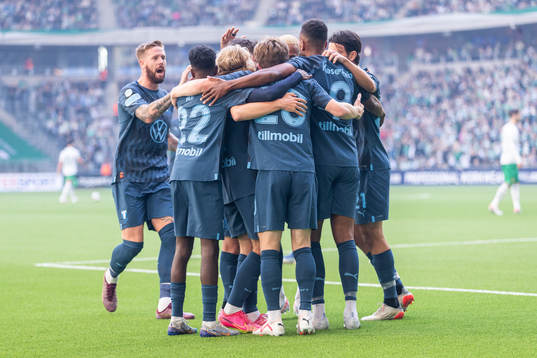 Malmö FFs Oliver Berg jublar med lagkamrater