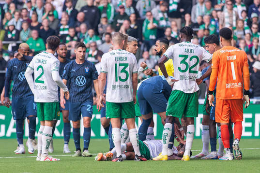 Hammarbys Nahir Besara har ont och ligger ner