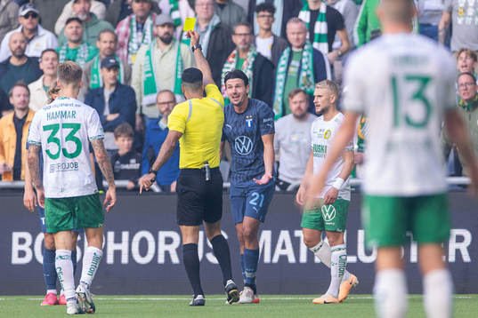 Domare Mohammed Al-Hakim varnar Malmö FFs Stefano Vecchia