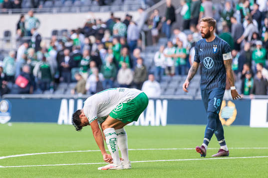 Hammarbys Jusef Erabi deppar bredvid Malmö FFs Pontus