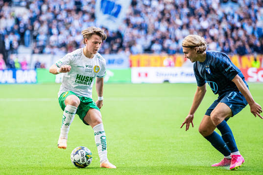 Hammarbys August Mikkelsen och Malmö FFs målvakt Melker