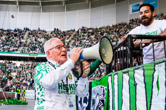 Hammarbys legendar Kenta Olsson hyllas i paus