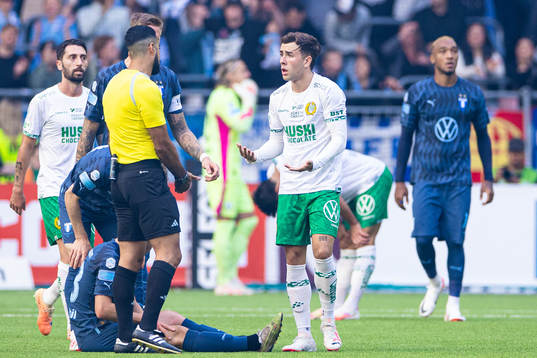 Hammarbys Marc Llinares och domare Mohammed Al-Hakim