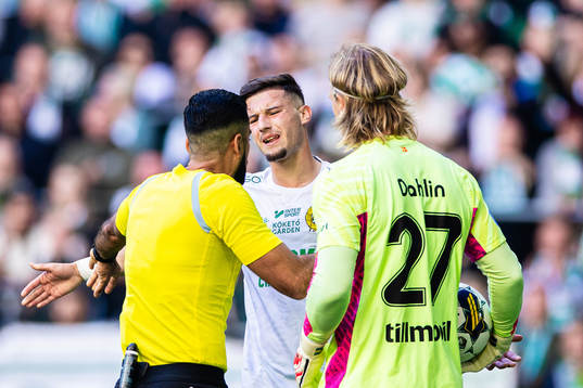 Hammarbys Viktor Djukanovic, domare Mohammed Al-Hakim och