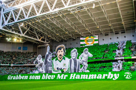 Hammarbys supportrar med ett tifo och hyllning till kubbens