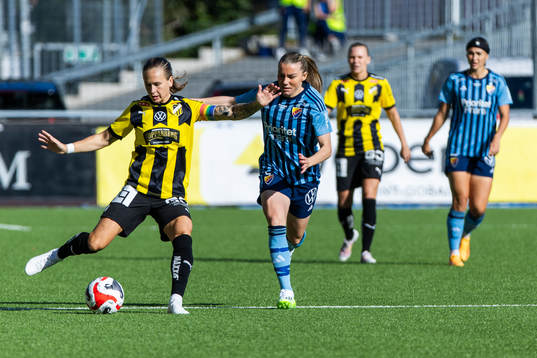 Häckens Filippa Curmark och Djurgårdens Julia Walentowicz