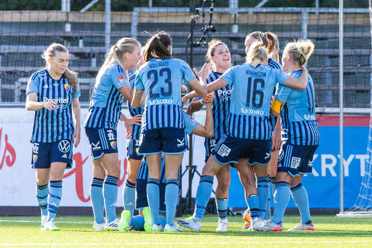 Djurgårdens Hayley Dowd jublar med lagkamrater