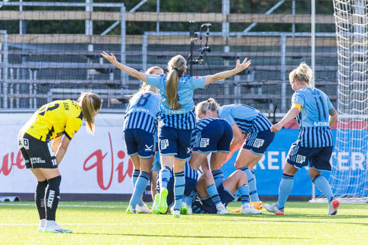 Djurgårdens Hayley Dowd jublar med lagkamrater
