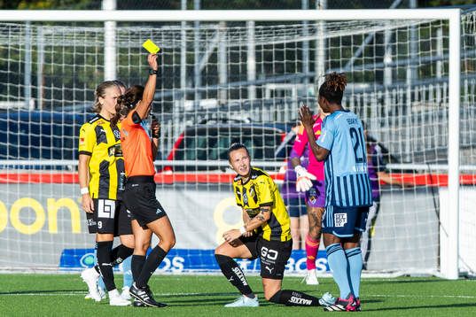 Djurgårdens Portia Boakye varnas av domare Maral Mirzai