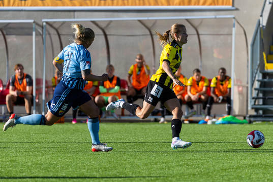 Häckens Anna Anvegård och Djurgårdens Therese Åsland