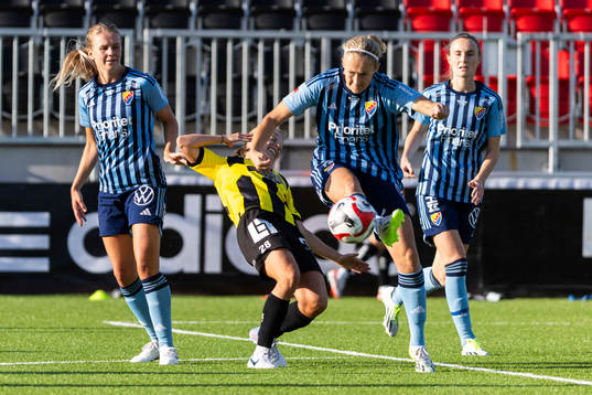 Djurgårdens Nellie Lilja, Sanna Kullberg, och Kamilla