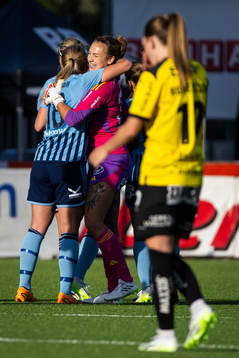 Djurgårdens Alice Bergström och målvakt Katelin Talbert