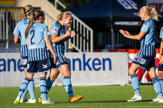 Djurgårdens Ebba Hed, Alice Bergström, och Stinalisa
