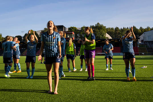 Djurgårdens Julia Walentowicz och lagkamrater jublar