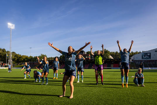 Djurgårdens spelarna jublar framför publiken