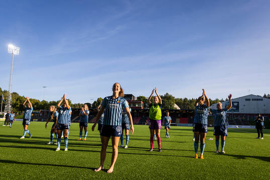Djurgårdens spelarna jublar framför publiken