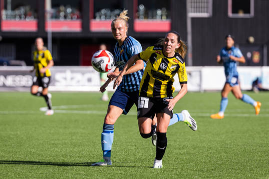 Djurgårdens Stinalisa Johansson mot Häckens Elin Rubensson