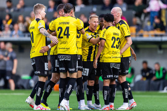 Häckens Mikkel Rygaard Jensen jublar med lagkamrater