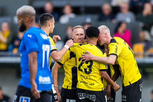 Häckens Mikkel Rygaard Jensen jublar med lagkamrater