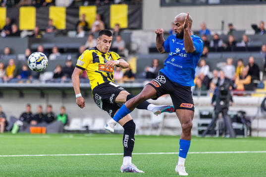 Häckens Srdjan Hrstic och Halmstads Phil Ofosu-Ayeh