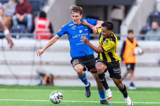 Halmstads Kazper Karlsson och Häckens Momodou Lamin Sonko