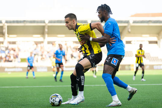 Häckens Srdjan Hrstic och Halmstads Joseph Baffoe