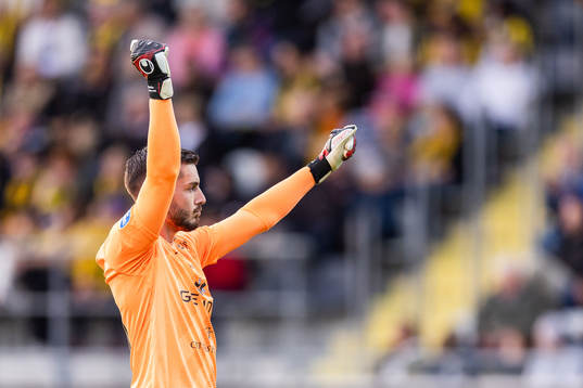 Halmstads målvakt Marko Johansson jublar
