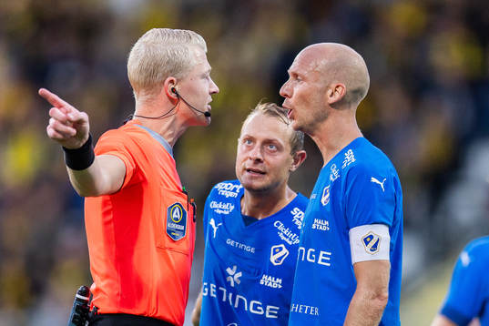 Domare Adam Ladebäck i diskussion med Halmstads Joel