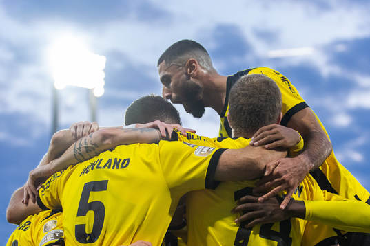 Häckens Even Hovland jublar med lagkamrater