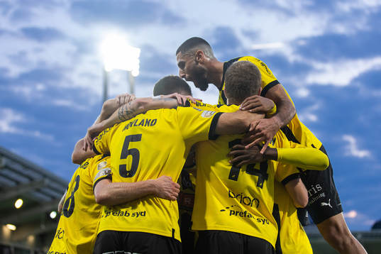 Häckens Even Hovland jublar med lagkamrater
