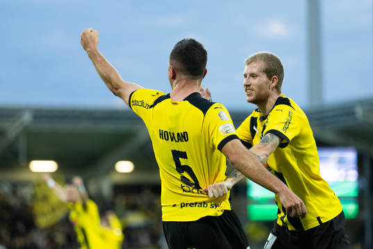 Häckens Even Hovland jublar ihop med Simon Gustafson