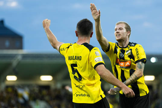 Häckens Even Hovland jublar ihop med Simon Gustafson